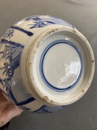 Paire de vases de forme bouteille en porcelaine de Chine en bleu et blanc &agrave; d&eacute;cor d'animaux mythiques, 19&egrave;me