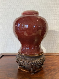 Vase en porcelaine de Chine &agrave; &eacute;mail langyao sur socle en bois sculpt&eacute;, 18/19&egrave;me