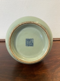 Een Chinese celadon 'hu' vaas, Qianlong merk, 19/20e eeuw