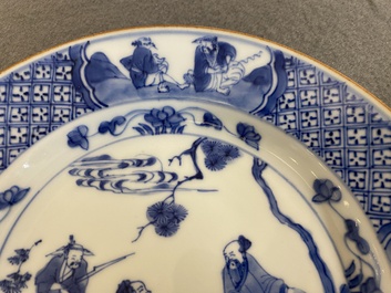 Paire d'assiettes en porcelaine de Chine en bleu et blanc &agrave; d&eacute;cor de sages, Kangxi