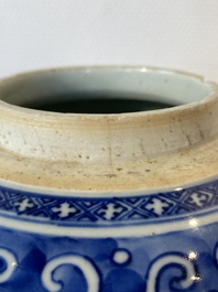 Een Chinese blauw-witte pot met lotusslingers, Qianlong