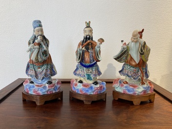 Trois sculptures de divinit&eacute;s en porcelaine de Chine famille rose, marque en creux, 19/20&egrave;me
