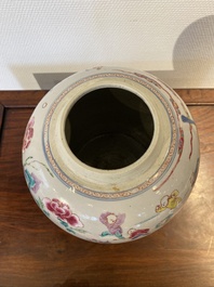 Pot en porcelaine de Chine famille rose &agrave; d&eacute;cor des 'cent gar&ccedil;ons', Yongzheng
