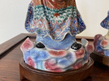 Trois sculptures de divinit&eacute;s en porcelaine de Chine famille rose, marque en creux, 19/20&egrave;me
