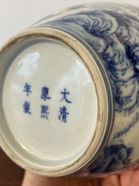 Een Chinese blauw-witte vaas met een bergachtig landschap, Kangxi merk, Republiek