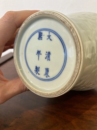 Een Chinese celadon-geglazuurde 'meiping' vaas met lotusslingers, Kangxi merk, 19/20e eeuw