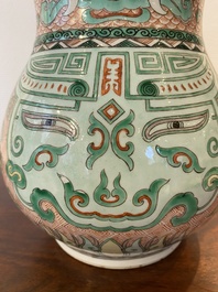 Vase en porcelaine de Chine famille verte &agrave; d&eacute;cor de masques taotie, marque de Xuande, 19&egrave;me