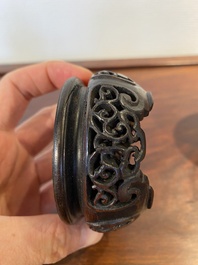 Vase de forme 'meiping' en porcelaine de Chine en rouge de cuivre monochrome sur socle en bois, R&eacute;publique