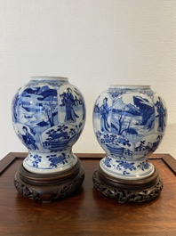 Een paar Chinese blauw-witte vazen, Kangxi