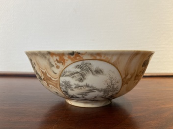 Bol en porcelaine de Chine aux m&eacute;daillons en grisaille sur fond faux bois, marque de Qianlong, R&eacute;publique