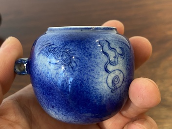 Mangeoire d'oiseaux en porcelaine de Chine &agrave; d&eacute;cor d'un dragon sur fond bleu poudr&eacute;, 19&egrave;me