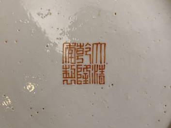 Een Chinees famille rose bord met een 'buitenlander', Qianlong merk en wellicht periode