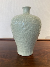 Vase de forme 'meiping' en porcelaine de Chine en c&eacute;ladon monochrome &agrave; d&eacute;cor de rinceaux de lotus, marque de Kangxi, 19/20&egrave;me