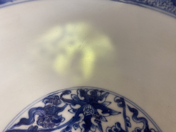 Bol en porcelaine de Chine en bleu et blanc &agrave; d&eacute;cor des 'Huit chevaux de Mu Wang', Kangxi