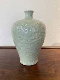 Een Chinese celadon-geglazuurde 'meiping' vaas met lotusslingers, Kangxi merk, 19/20e eeuw