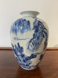 Vase en porcelaine de Chine en bleu et blanc &agrave; d&eacute;cor d'un paysage montagneux, marque de Kangxi, R&eacute;publique