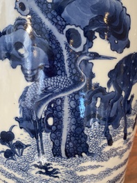 Vase en porcelaine de Chine en bleu et blanc &agrave; d&eacute;cor d'un cerf et d'une grue, marque de Tao Cheng Tang 陶成堂, 18/19&egrave;me