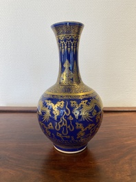 Vase de forme bouteille en porcelaine de Chine en bleu monochrome &agrave; d&eacute;cor de dragons en dorure, marque de Qianlong, 19&egrave;me