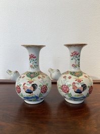Paire de kendis en porcelaine de Chine famille rose &agrave; d&eacute;cor de coqs, Qianlong