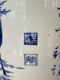 Vase en porcelaine de Chine en bleu et blanc &agrave; d&eacute;cor d'un cerf et d'une grue, marque de Tao Cheng Tang 陶成堂, 18/19&egrave;me