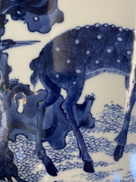 Vase en porcelaine de Chine en bleu et blanc &agrave; d&eacute;cor d'un cerf et d'une grue, marque de Tao Cheng Tang 陶成堂, 18/19&egrave;me