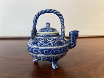 Th&eacute;i&egrave;re couverte en porcelaine de Chine en bleu et blanc au bec en forme de ph&eacute;nix, marque de Xuande, probablement Qing