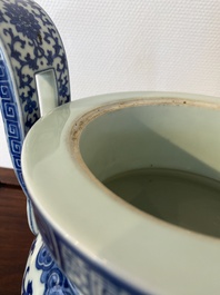 Br&ucirc;le-parfum tripod en porcelaine de Chine en bleu et blanc, marque et &eacute;poque de Daoguang