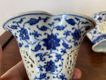 Paire de gobelets ajour&eacute;s et &agrave; double parois en porcelaine de Chine en bleu et blanc &agrave; d&eacute;cor de rinceaux de lotus de style Ming, Qianlong