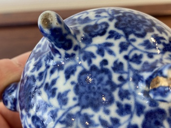 Een ongewone Chinese blauw-witte theepot met deksel, Xuande merk, wellicht Qing