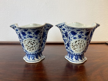 Paire de gobelets ajour&eacute;s et &agrave; double parois en porcelaine de Chine en bleu et blanc &agrave; d&eacute;cor de rinceaux de lotus de style Ming, Qianlong