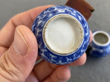 Quatre mangeoires d'oiseaux en porcelaine de Chine en bleu, blanc et rouge de cuivre, 19&egrave;me