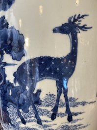 Vase en porcelaine de Chine en bleu et blanc &agrave; d&eacute;cor d'un cerf et d'une grue, marque de Tao Cheng Tang 陶成堂, 18/19&egrave;me