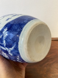 Vase couvert en porcelaine de Chine en bleu et blanc de type Hatcher, Shunzhi