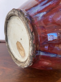 Een grote Chinese vaas met flamb&eacute;-glazuur, 18/19e eeuw