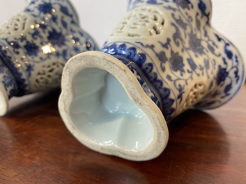 Paire de gobelets ajour&eacute;s et &agrave; double parois en porcelaine de Chine en bleu et blanc &agrave; d&eacute;cor de rinceaux de lotus de style Ming, Qianlong