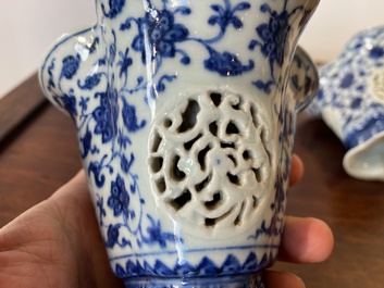 Een paar Chinese opengewerkte en dubbelwandige blauw-witte bekers met lotusslingers in Ming-stijl, Qianlong