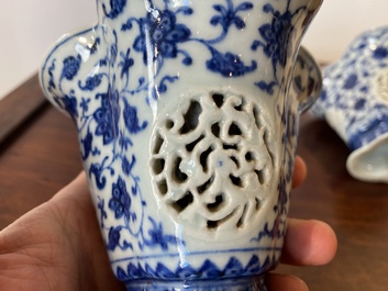 Paire de gobelets ajour&eacute;s et &agrave; double parois en porcelaine de Chine en bleu et blanc &agrave; d&eacute;cor de rinceaux de lotus de style Ming, Qianlong