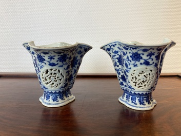 Een paar Chinese opengewerkte en dubbelwandige blauw-witte bekers met lotusslingers in Ming-stijl, Qianlong