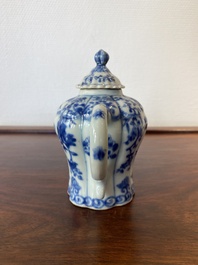Een Chinese blauw-witte theepot met een feniksvormige tuit, Kangxi