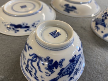 Une paire de tasses et soucoupes en porcelaine de Chine en bleu et blanc &agrave; d&eacute;cor de 'carpes', Kangxi
