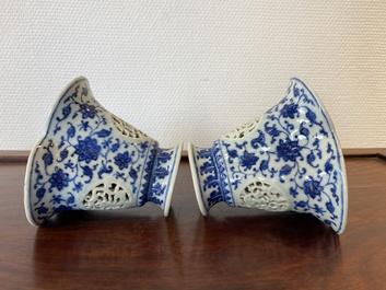 Paire de gobelets ajour&eacute;s et &agrave; double parois en porcelaine de Chine en bleu et blanc &agrave; d&eacute;cor de rinceaux de lotus de style Ming, Qianlong