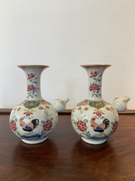 Paire de kendis en porcelaine de Chine famille rose &agrave; d&eacute;cor de coqs, Qianlong