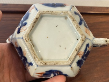 Th&eacute;i&egrave;re couverte de forme hexagonale en porcelaine de Chine de style Imari, Kangxi