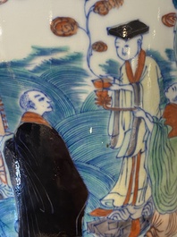 Vase de forme rouleau en porcelaine de Chine doucai &agrave; d&eacute;cor des 'dix-huit Luohan', 19/20&egrave;me