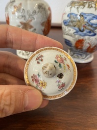Deux bo&icirc;tes &agrave; th&eacute; en porcelaine de Chine &agrave; d&eacute;cor de carpes en bleu, blanc et rouge de fer, Yongzheng