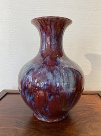 Grand vase en porcelaine de Chine &agrave; &eacute;mail flamb&eacute;, 18/19&egrave;me