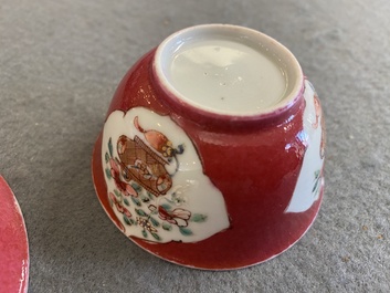 Tasse et soucoupe en porcelaine de Chine famille rose &agrave; fond rubis, Yongzheng