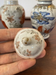 Twee Chinese blauw-witte en ijzerrode theebussen met karpers, Yongzheng