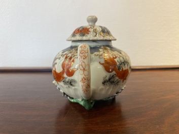 Th&eacute;i&egrave;re couverte en porcelaine de Chine &agrave; d&eacute;cor de carpes en rouge de fer et dorure, Yongzheng