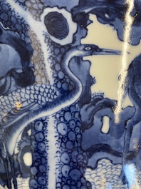 Vase en porcelaine de Chine en bleu et blanc &agrave; d&eacute;cor d'un cerf et d'une grue, marque de Tao Cheng Tang 陶成堂, 18/19&egrave;me